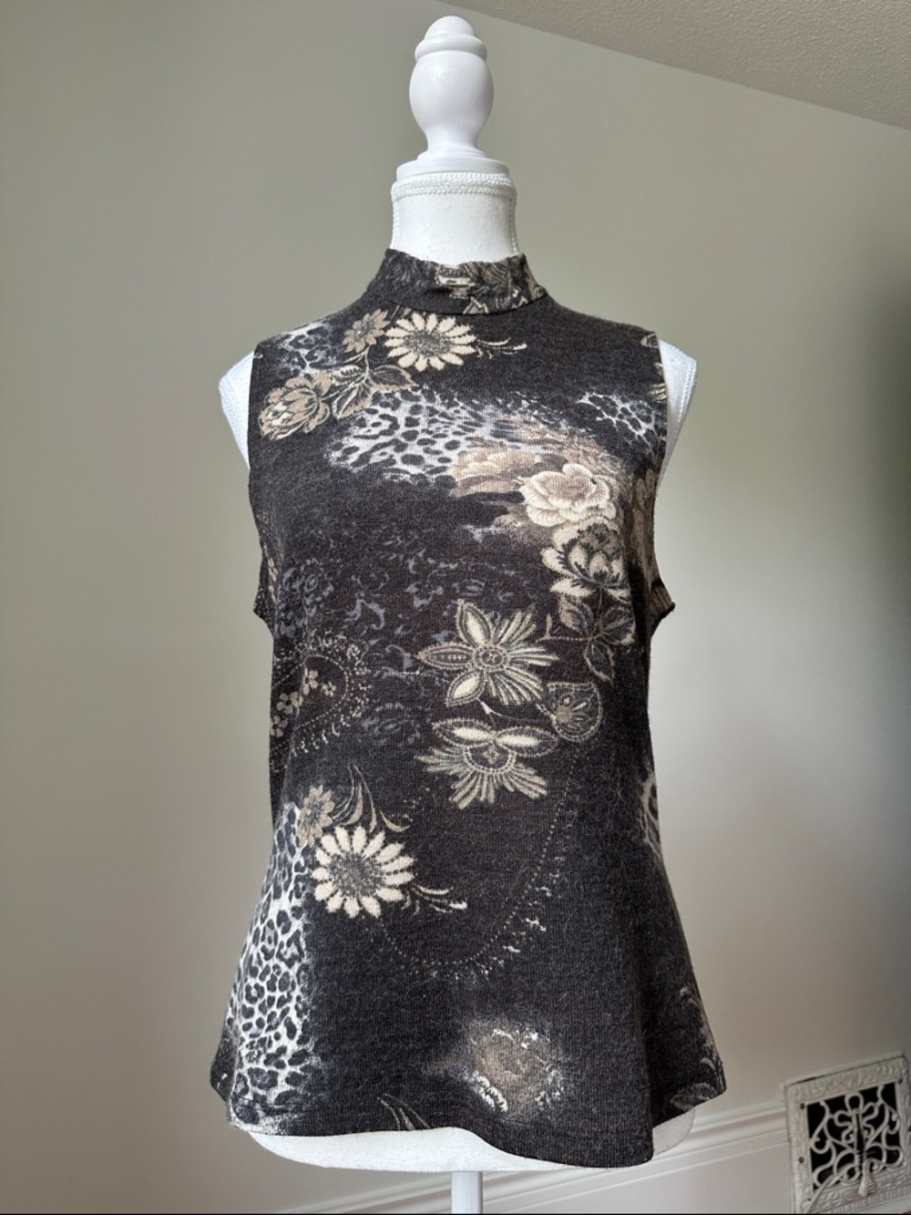 NUEVA Vintage Dark Floral Whimsygoth Vamp‎ Mock Neck Sleeveless Top Size 10